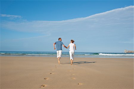 Couple on Beach, Camaret-sur-Mer, Finistere, Bretagne, France Foto de stock - Sin royalties Premium, Código: 600-05389155