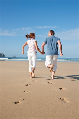 Couple on Beach, Camaret-sur-Mer, Finistere, Bretagne, France Stock Photo - Premium Royalty-Free, Code: 600-05389156