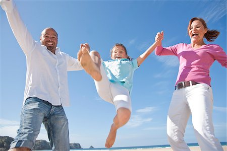 Family on Beach, Camaret-sur-Mer, Finistere, Bretagne, France Foto de stock - Sin royalties Premium, Código: 600-05389188