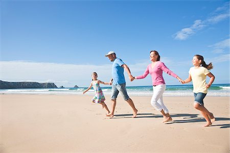 Family on Beach, Camaret-sur-Mer, Finistere, Bretagne, France Stock Photo - Premium Royalty-Free, Code: 600-05389180