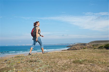 Woman on Beach, Camaret-sur-Mer, Finistere, Bretagne, France Foto de stock - Sin royalties Premium, Código: 600-05389190