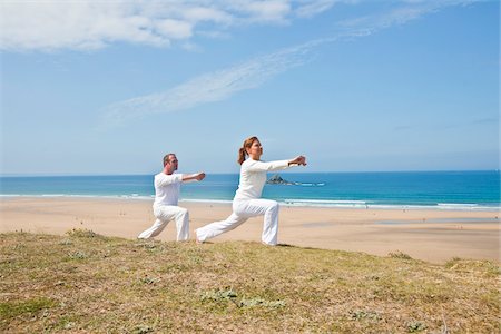 Couple Practicing Yoga on Beach, Camaret-sur-Mer, Finistere, Bretagne, France Foto de stock - Sin royalties Premium, Código: 600-05389206