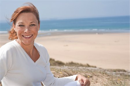 Woman on Beach, Camaret-sur-Mer, Finistere, Bretagne, France Foto de stock - Sin royalties Premium, Código: 600-05389208