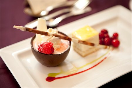 fancy (highly decorated) - Dessert of Mousse in Chocolate Cup with Lemon Square and Raspberry Garnish Foto de stock - Sin royalties Premium, Código: 600-05786427