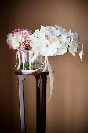 flowers on a table - Bridal Bouquets Foto de stock - Sin royalties Premium, Código: 600-05786600