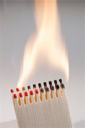 Burning Matches Foto de stock - Sin royalties Premium, Código: 600-05810131