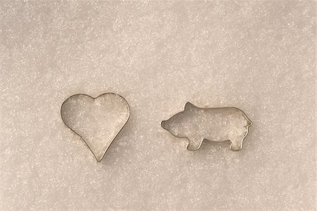 Pig and Heart-Shaped Cookie Cutters in Snow Foto de stock - Sin royalties Premium, Código: 600-05973531