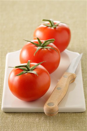 simsearch:600-05973291,k - Tomatoes on Cutting Board Stock Photo - Premium Royalty-Free, Code: 600-06025241