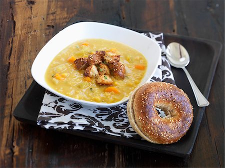 Pea Soup with Croutons and Bagel Foto de stock - Sin royalties Premium, Código: 600-06038261