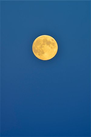 Full Moon, Hesse, Germany Stock Photo - Premium Royalty-Free, Code: 600-06334272