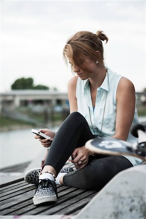 female only (human) - Teenage Girl Reading Text Message, Mannheim, Baden-Wurttemberg, Germany Stock Photo - Premium Royalty-Free, Code: 600-06355217