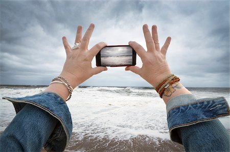 Woman Taking Photo of Impending Hurricane Sandy, Point Pleasant, New Jersey, USA Foto de stock - Sin royalties Premium, Código: 600-06397741