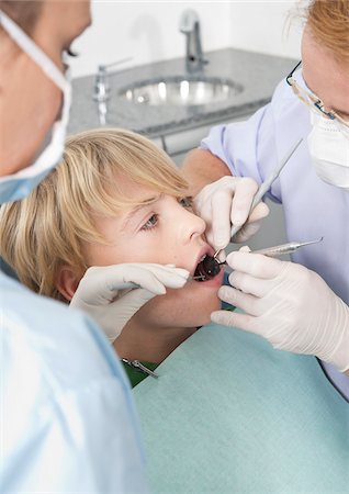 preteen open mouth - Dentist and Hygienist checking Boy's Teeth during Appointment, Germany Foto de stock - Sin royalties Premium, Código: 600-06438916