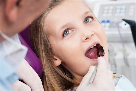 preteen open mouth - Close-up of Dentist Checking Girl's Teeth during Appointment, Germany Photographie de stock - Premium Libres de Droits, Code: 600-06438930