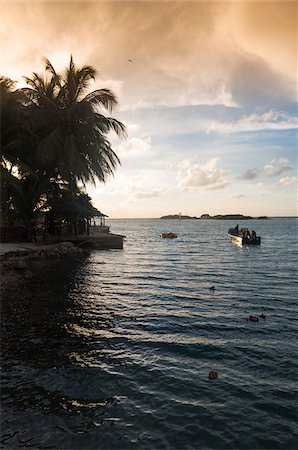 simsearch:600-06431260,k - Bateau sur l'eau au coucher du soleil, côte sud-ouest d'Aruba, petites Antilles, Caraïbes Photographie de stock - Premium Libres de Droits, Code: 600-06431249