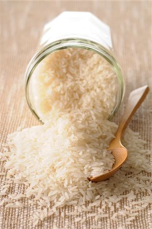 Close-up of Rice Spilling from Glass Jar with Wooden Spoon Photographie de stock - Premium Libres de Droits, Code: 600-06451970