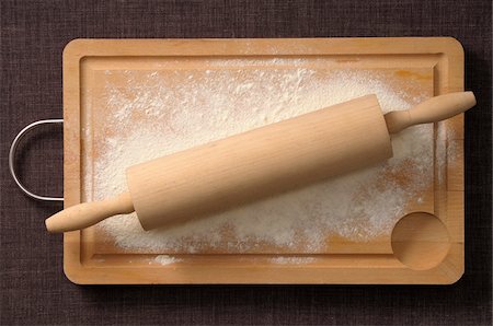simsearch:600-06752237,k - Overhead View of Rolling Pin and Flour on Cutting Board, Studio Shot Stock Photo - Premium Royalty-Free, Code: 600-06486077