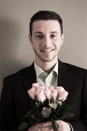 front (the front of) - Portrait of Young Man holding Bouquet of Pink Roses, Looking at Camera, Studio Shot Foto de stock - Sin royalties Premium, Código: 600-06486239