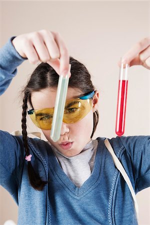 sala de clases - Portrait of Girl Holding Test Tubes, Mannheim, Baden-Wurttemberg, Germany Foto de stock - Sin royalties Premium, Código: 600-06486454