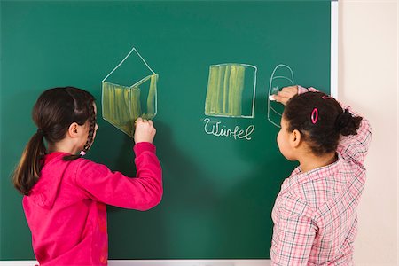 Girls Drawing on Blackboard in Classroom, Baden-Wurttemberg, Germany Foto de stock - Sin royalties Premium, Código: 600-06548571