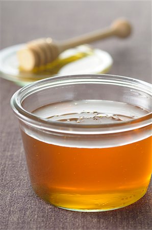 simsearch:600-06671821,k - Close-up of Honey with Honey Dipper in Background Photographie de stock - Premium Libres de Droits, Code: 600-06553508