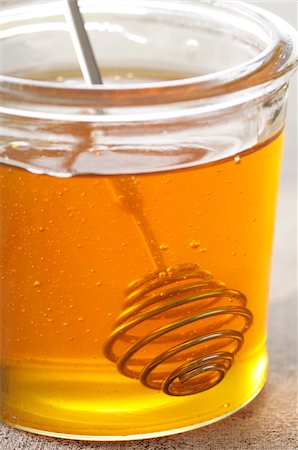 simsearch:600-06671821,k - Close-up of Jar of Honey with Honey Dipper Photographie de stock - Premium Libres de Droits, Code: 600-06553509