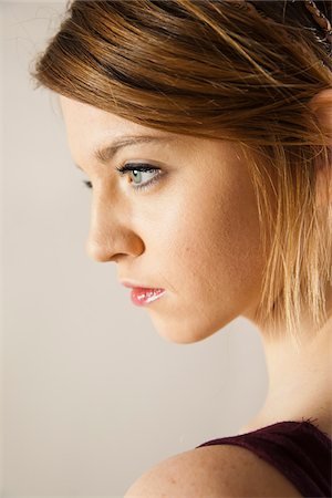 Profile, head and shoulders portrait of teenage girl in studio. Foto de stock - Sin royalties Premium, Código: 600-06553544
