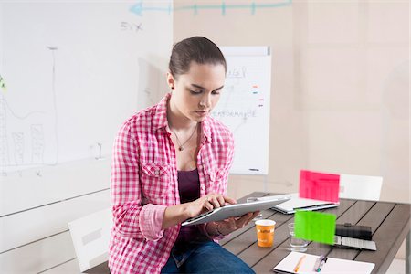 drawing computer - Young Woman Working in an Office, Looking Through Glass Board, Germany Photographie de stock - Premium Libres de Droits, Code: 600-06620938