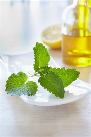 Lemon balm with bottles of aromatic oil for aromatherapy Stock Photo - Premium Royalty-Free, Code: 600-06675007