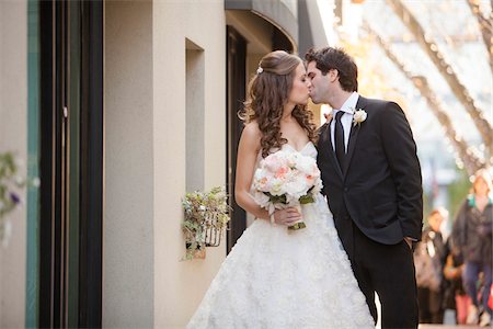 Portrait of Bride and Groom Kissing, Toronto, Ontario, Canada Foto de stock - Sin royalties Premium, Código: 600-06701867