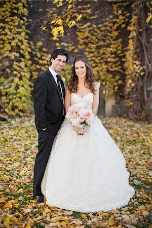 Portrait of Bride and Groom in Autumn, Toronto, Ontario, Canada Foto de stock - Sin royalties Premium, Código: 600-06701873