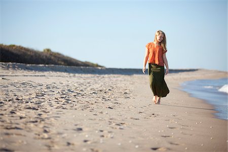 reading material - Young Woman Enjoying Walk on Beach, Palm Beach Gardens, Palm Beach County, Florida, USA Stock Photo - Premium Royalty-Free, Code: 600-06701899