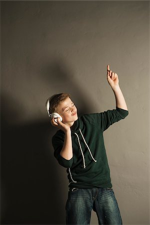 Boy Listening to Music with Headphones, Studio Shot Foto de stock - Sin royalties Premium, Código: 600-06752478