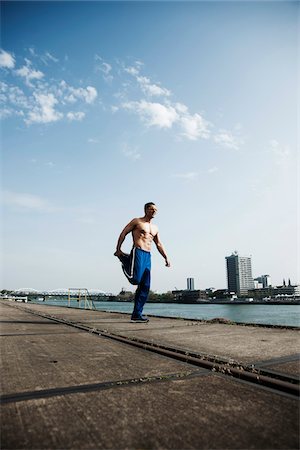 Mature man stretching on loading dock, Mannheim, Germany Photographie de stock - Premium Libres de Droits, Code: 600-06786867