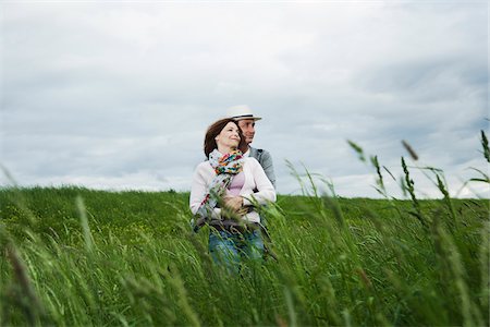 simsearch:600-06701932,k - Mature couple standing in field of grass, embracing, Germany Stock Photo - Premium Royalty-Free, Code: 600-06782240