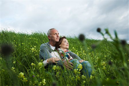 Mature couple sitting in field of grass, embracing, Germany Foto de stock - Sin royalties Premium, Código: 600-06782253