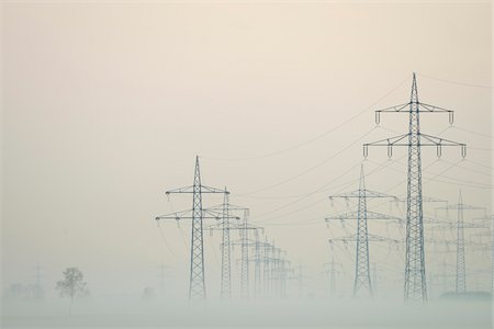 energía eléctrica - Power lines in early morning fog, Hesse, Germany, Europe Foto de stock - Sin royalties Premium, Código: 600-06803846