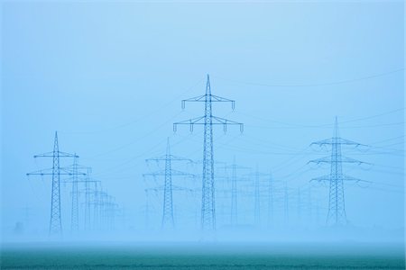 energía eléctrica - Power lines in early morning fog, Hesse, Germany, Europe Foto de stock - Sin royalties Premium, Código: 600-06803843