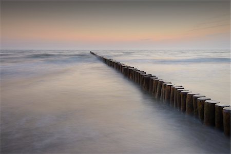 Groyne before sunrise, Zingst, Darss, Fischland-Darss, Baltic sea, Mecklenburg-Western Pomerania, Germany, Europe Foto de stock - Sin royalties Premium, Código: 600-06841696