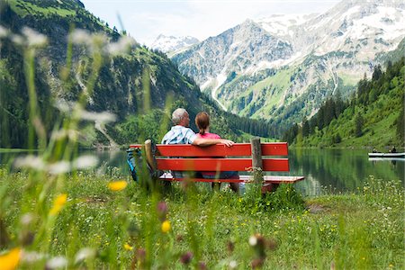 Couple Sitting on Bench by Lake, Vilsalpsee, Tannheim Valley, Tyrol, Austria Fotografie stock - Premium Royalty-Free, Codice: 600-06841777