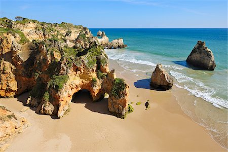 Rock Formations at Praia dos Tres Irmaos and Atlantic Ocean, Alvor, Portimao, Algarve, Portugal Photographie de stock - Premium Libres de Droits, Code: 600-06841819