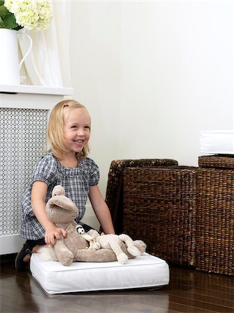 female on a radiator - Girl Playing with Stuffed Animals by Radiator and Storage Boxes, Toronto, Ontario, Canada Photographie de stock - Premium Libres de Droits, Code: 600-06895084