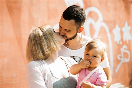 daughter kissing mother - Portrait of Family Outdoors, Mannheim, Baden-Wurttemberg, Germany Photographie de stock - Premium Libres de Droits, Code: 600-06892784