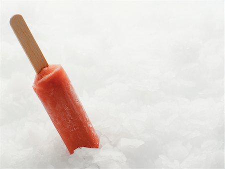 Popsicle in Crushed Ice Foto de stock - Sin royalties Premium, Código: 600-06967727