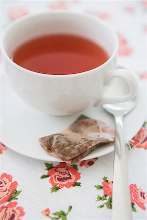 simsearch:600-07067016,k - Cup of Tea with Used Tea Bag, Studio Shot Stock Photo - Premium Royalty-Free, Code: 600-06967768