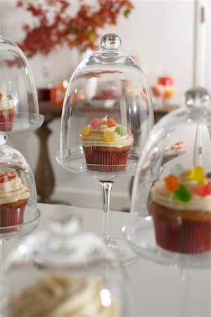 simsearch:600-07067653,k - Cupcakes Displayed in Cake Stands for Party, Studio Shot Stock Photo - Premium Royalty-Free, Code: 600-06963778