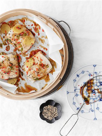 Overhead View of Steamed Cod with Ginger, Soy Sauce and Sesame Seeds, Studio Shot Foto de stock - Sin royalties Premium, Código: 600-06963787