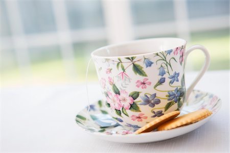 fancy (highly decorated) - Cup of tea in pretty floral cup and saucer with cookies, studio shot Stock Photo - Premium Royalty-Free, Code: 600-07067014