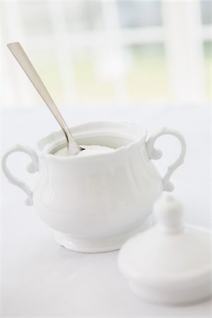 simsearch:600-07067016,k - White porcelain sugar bowl with sugar and spoon, studio shot Stock Photo - Premium Royalty-Free, Code: 600-07067026