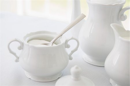 simsearch:600-07067016,k - White porcelain sugar bowl with teapot and creamer, tea service, studio shot Stock Photo - Premium Royalty-Free, Code: 600-07067028